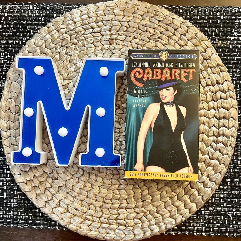 Cabaret (VHS, 1997, Includes theatrical trailer and featurette), Used